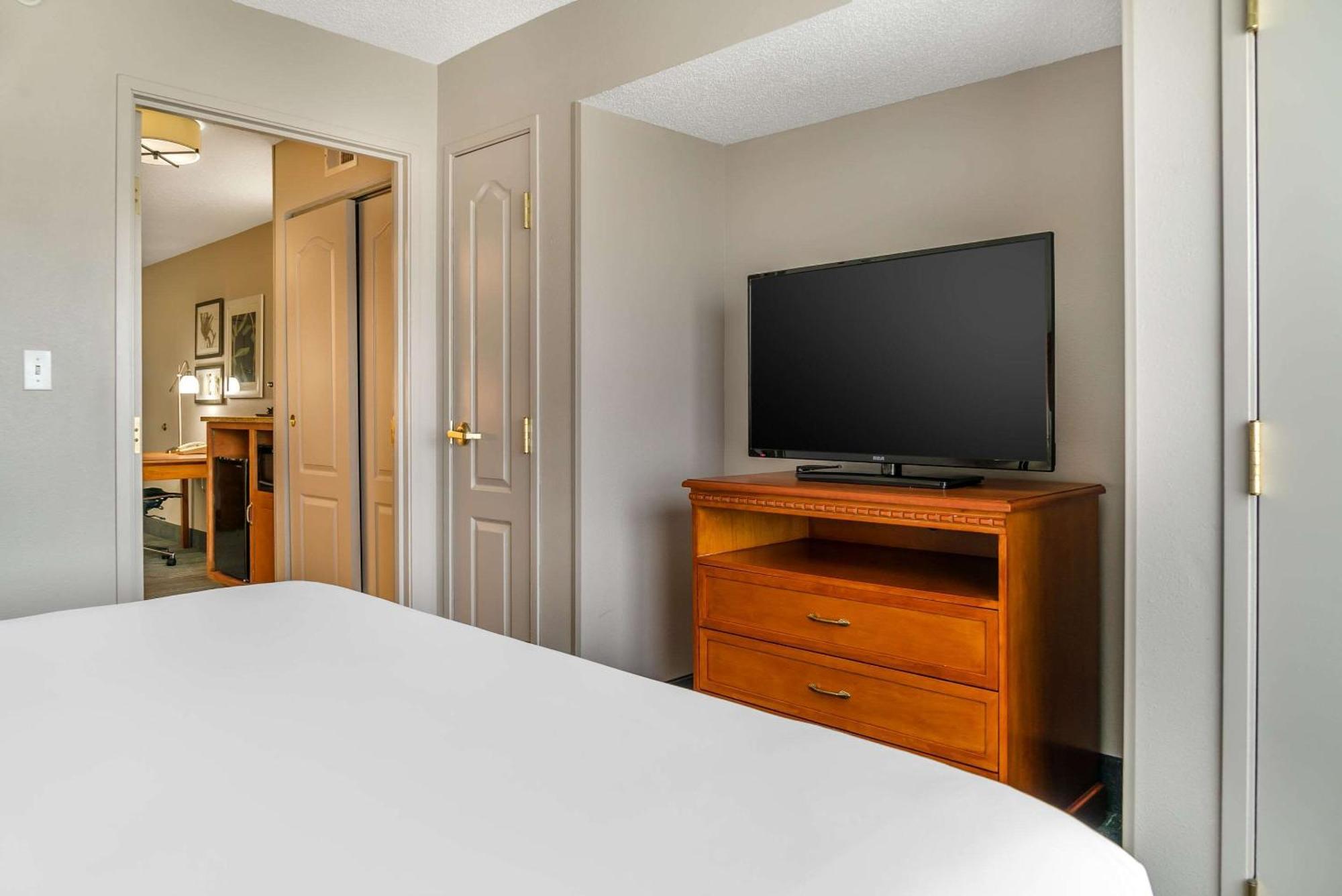 Country Inn & Suites By Radisson, Rossford - Toledo South Exterior photo